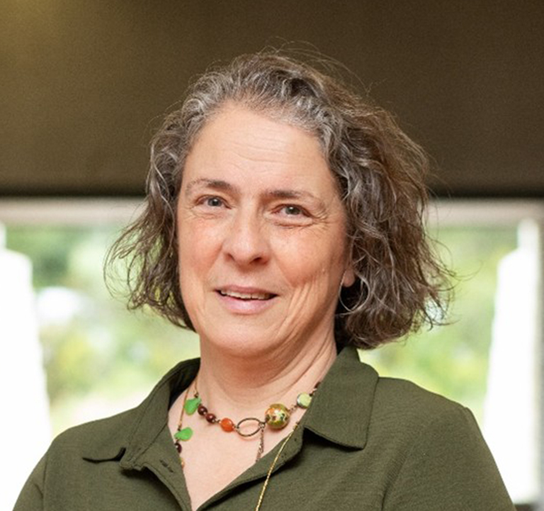 Dr. Cláudia Nunes dos Santos